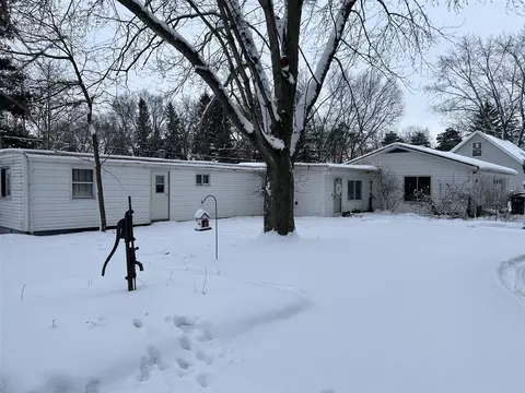 4225 W Bacon, Hillsdale, MI 49242