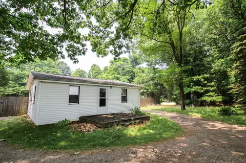 53830 N Fisher Lk, Three Rivers, MI 49093