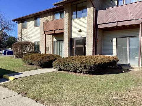7590 Manor #102, Westland, MI 48185