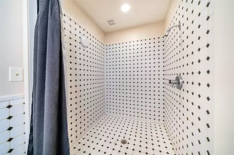 Bath - 305 Annes, Plainwell, MI 49080 photo 3 of 4