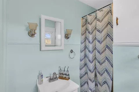 Bath - 712 Griswold, Jackson, MI 49203 photo 2 of 4