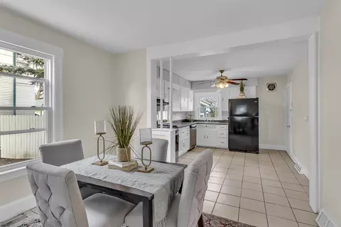 Dining - 712 Griswold, Jackson, MI 49203 photo 2 of 3