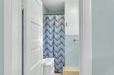 Bath - 712 Griswold, Jackson, MI 49203 photo 1 of 4
