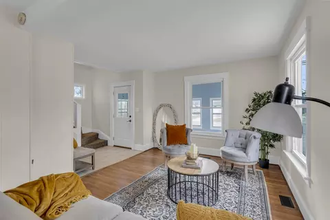 Living - 712 Griswold, Jackson, MI 49203 photo 5 of 5