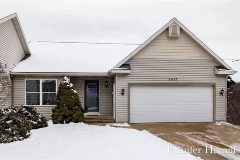 1427 Woodlawn Cmns, Grand Haven, MI 49417