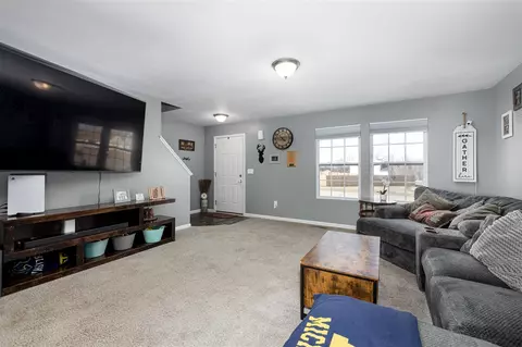Living - 7029 Jolyn, Jackson, MI 49201 photo 2 of 4