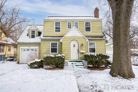 2220 Jefferson St, Muskegon Heights, MI 49444