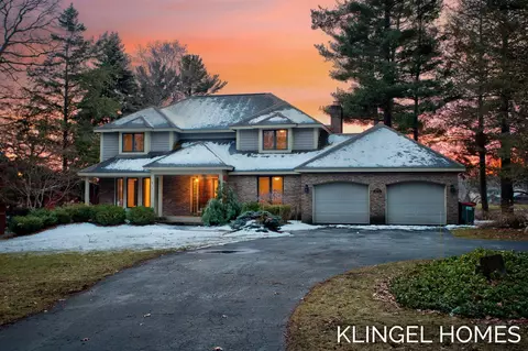 4055 Forest Pt, Norton Shores, MI 49441
