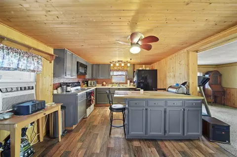 Kitchen - 9555 Springport, Parma, MI 49269 photo 2 of 4