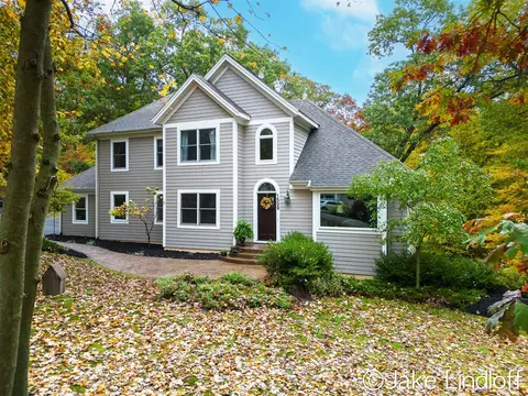 1599 Laraway Lk, Grand Rapids, MI 49546