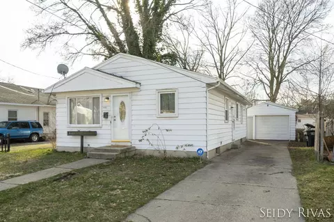 1661 Burlingame, Wyoming, MI 49509