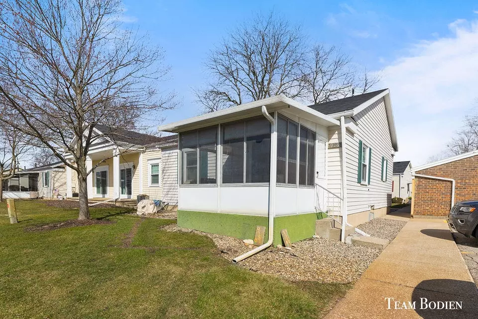 919 Village, Jenison, MI 49428 | 20 Photos - Movoto