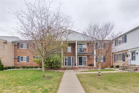 1121 Tienken #215, Rochester Hills, MI 48306