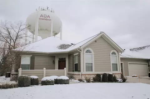 889 Bridge Crest Drive 9, Ada, MI 49301