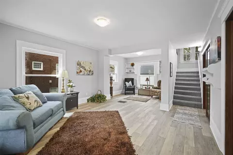 Living - 1110 4th, Jackson, MI 49203 photo 2 of 4