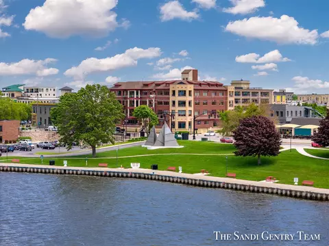 22 S S Hbr #301, Grand Haven, MI 49417