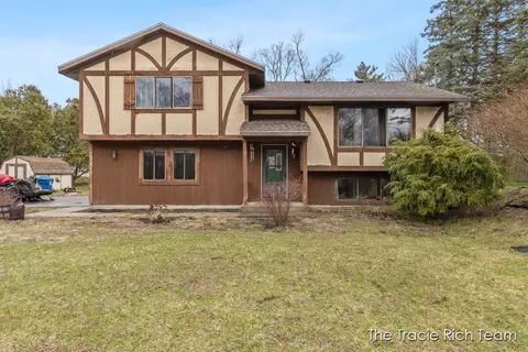 4914 Pine Is, Comstock Park, MI 49321