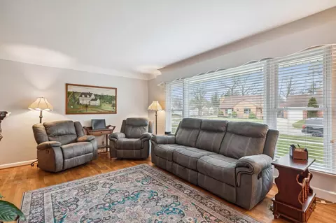 Living - 1210 S Bowen, Jackson, MI 49203 photo 2 of 6
