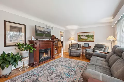Living - 1210 S Bowen, Jackson, MI 49203 photo 1 of 6