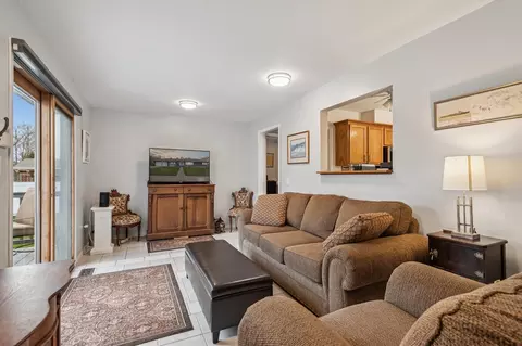 Living - 1210 S Bowen, Jackson, MI 49203 photo 5 of 6