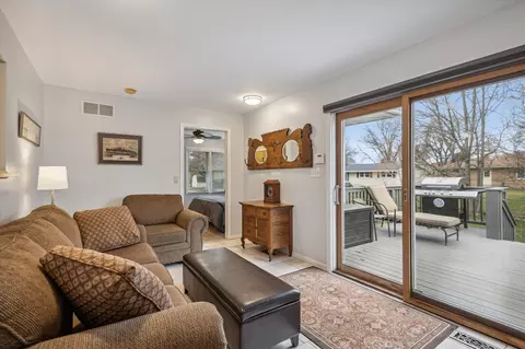 Living - 1210 S Bowen, Jackson, MI 49203 photo 4 of 6