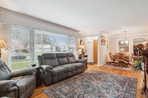 Living - 1210 S Bowen, Jackson, MI 49203 photo 3 of 6