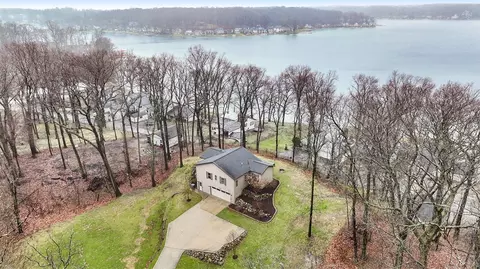 840 E Gull Lk, Augusta, MI 49012
