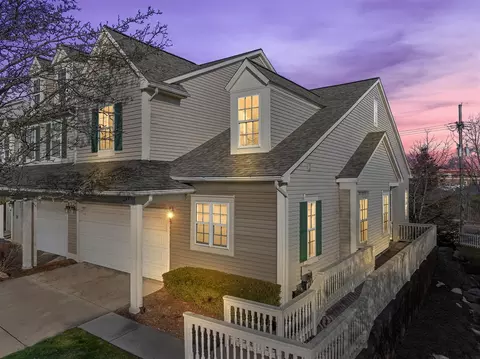 687 W W Blf #44, Rochester Hills, MI 48307