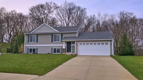 453 Green Mdw, Caledonia, MI 49316