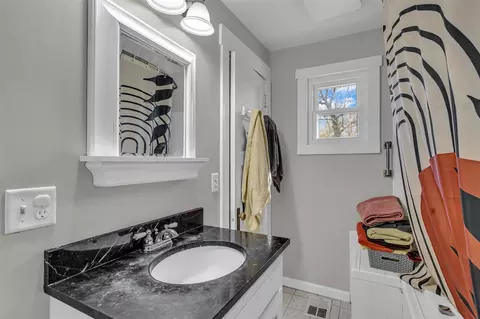 Bath - 411 Edward, Jackson, MI 49201 photo 2 of 4