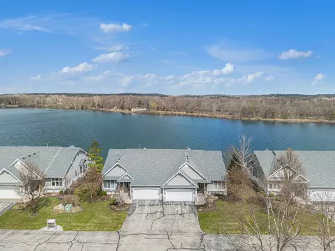 3889 Crystal Waters, Grand Rapids, MI 49525