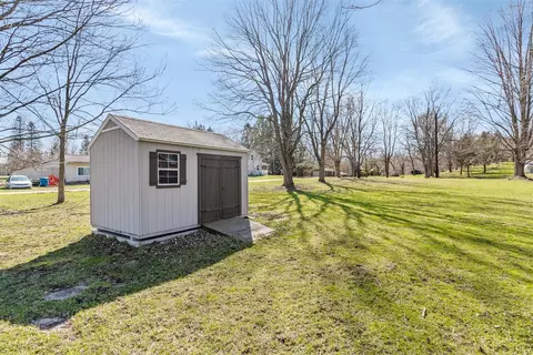 65 W Elmwood, Leonard, MI 48367 photo 25