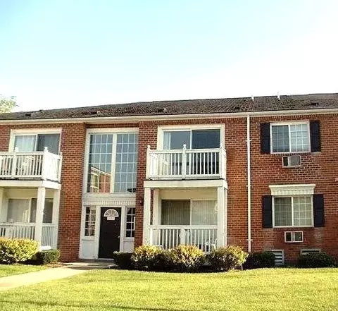 2440 Parmenter #208, Royal Oak, MI 48073