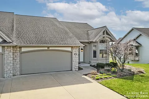 5890 Linkside Ln, Belmont, MI 49306