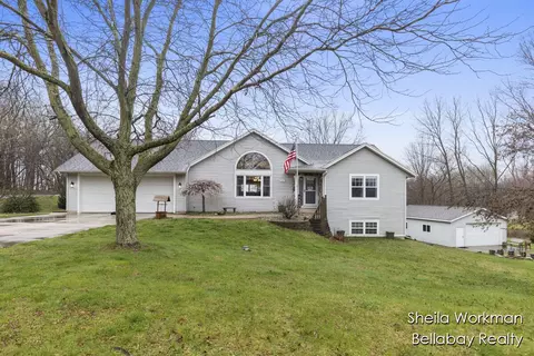 7025 Oak Crk, Middleville, MI 49333