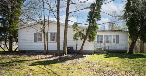 1828 E Clear Lk, Buchanan, MI 49107
