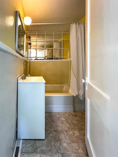Bath - 513 N 15th, Niles, MI 49120 photo 1 of 2