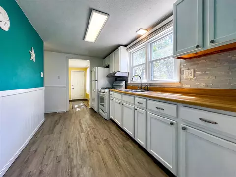 Kitchen - 513 N 15th, Niles, MI 49120 photo 2 of 4