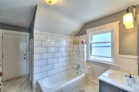 Bath - 770 Audubon, Jackson, MI 49203 photo 1 of 1