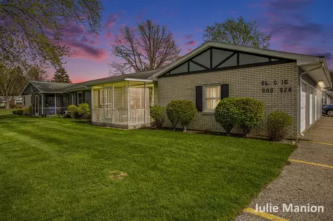 924 Andover #10, Kentwood, MI 49508