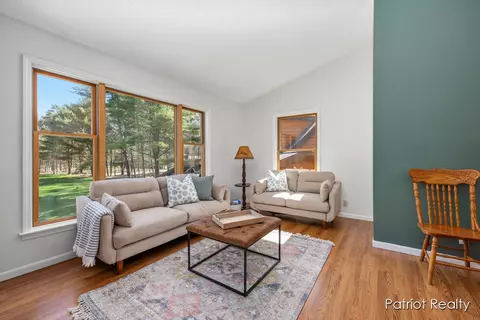 Living - 1516 Gardner, Newaygo, MI 49337 photo 9 of 10