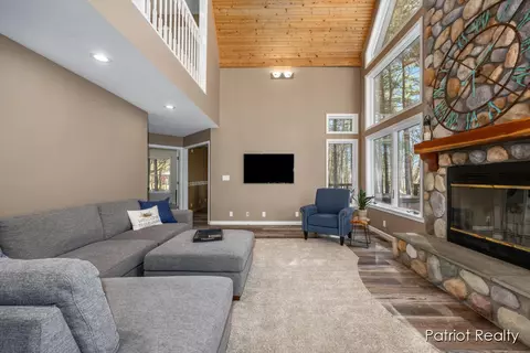 Living - 1516 Gardner, Newaygo, MI 49337 photo 4 of 10