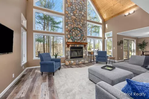 Living - 1516 Gardner, Newaygo, MI 49337 photo 1 of 10