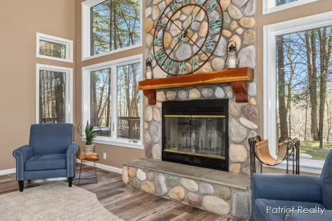 Living - 1516 Gardner, Newaygo, MI 49337 photo 2 of 10