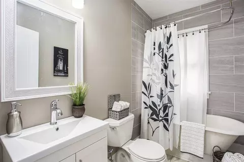 Bath - 834 Flat, Grand Rapids, MI 49503 photo 1 of 1