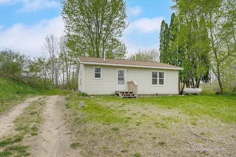 4250 Mud Lk, Bellevue, MI 49021