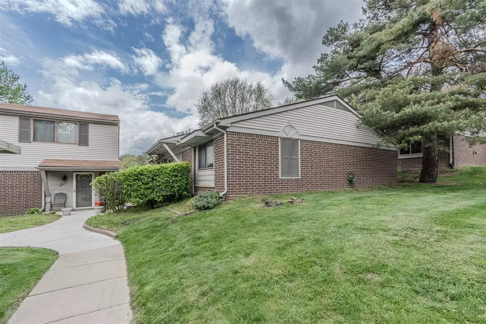 29637 Farmbrook Villa, Southfield, MI 48034 44 Photos Movoto