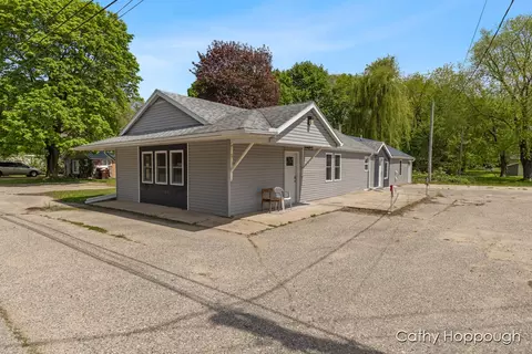 527 S 1st, Edmore, MI 48829