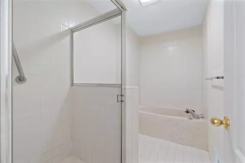 Bath - 1138 Fairways #60, Troy, MI 48085 photo 3 of 8