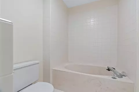 Bath - 1138 Fairways #60, Troy, MI 48085 photo 2 of 8